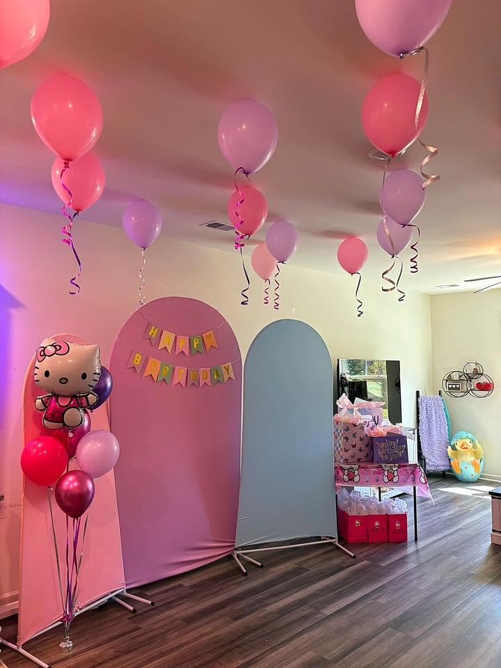 Side view of pink and gray arch panels with Hello Kitty balloons