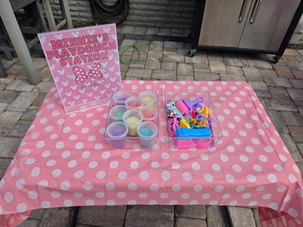 Pink polka dot table with Minnie favors