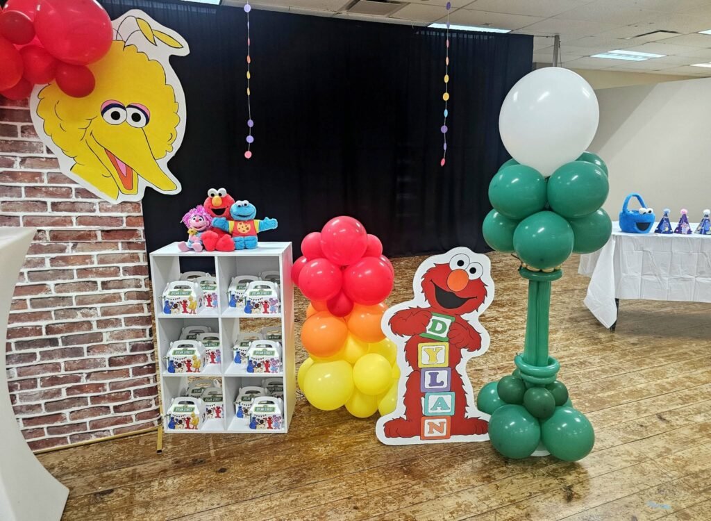 Balloon lamp post with an Elmo cutout next to a brick wall backdrop