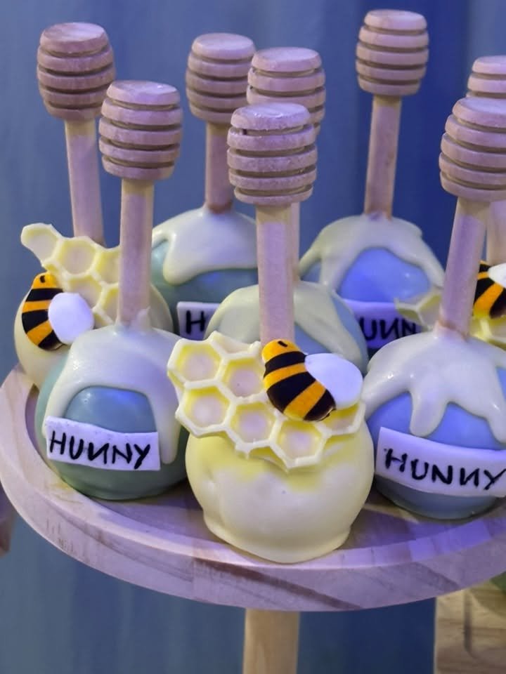 Hunny pot cake pops with bees and honey dippers